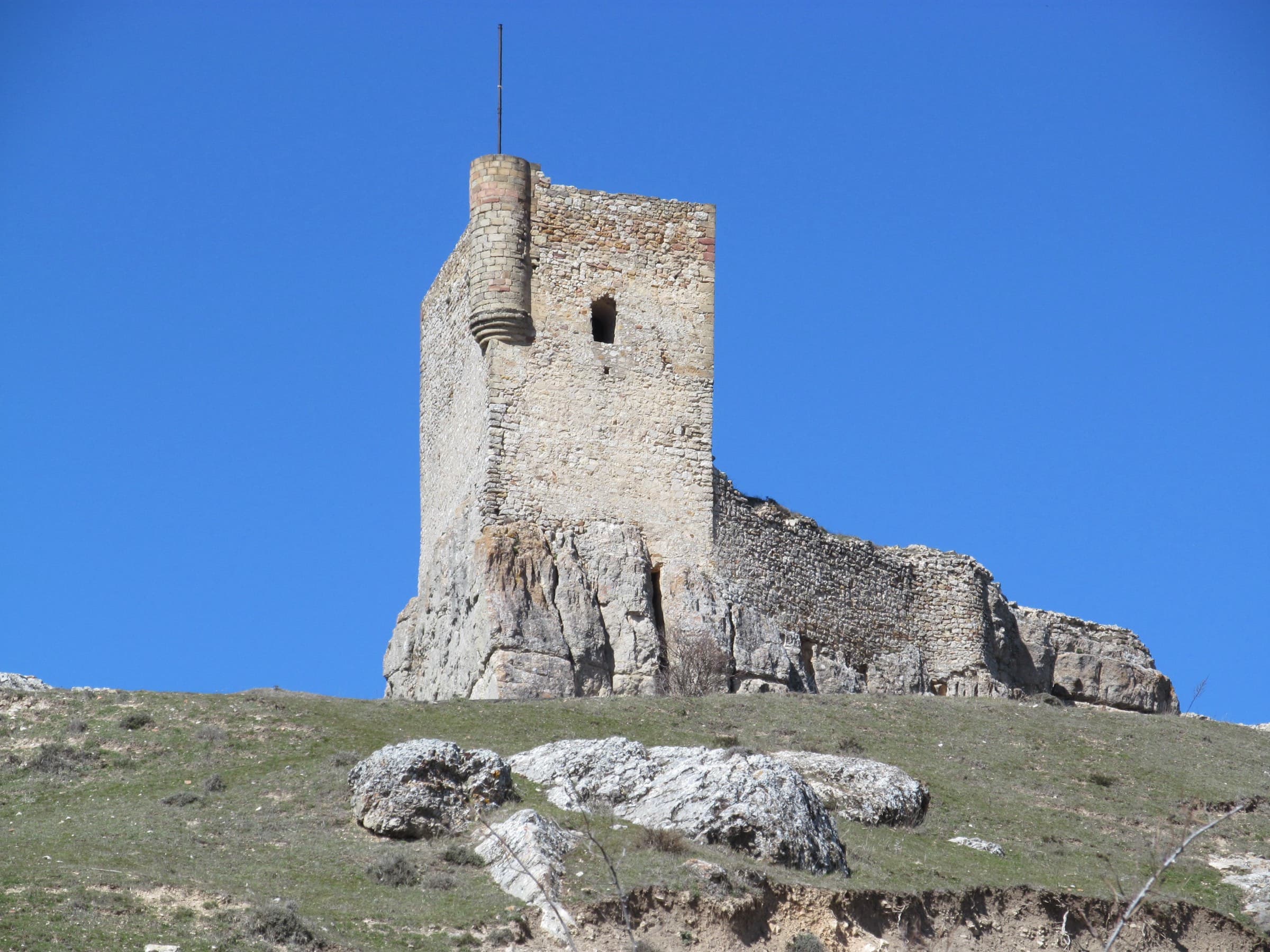 Castillo de Atienza dominando el caserío