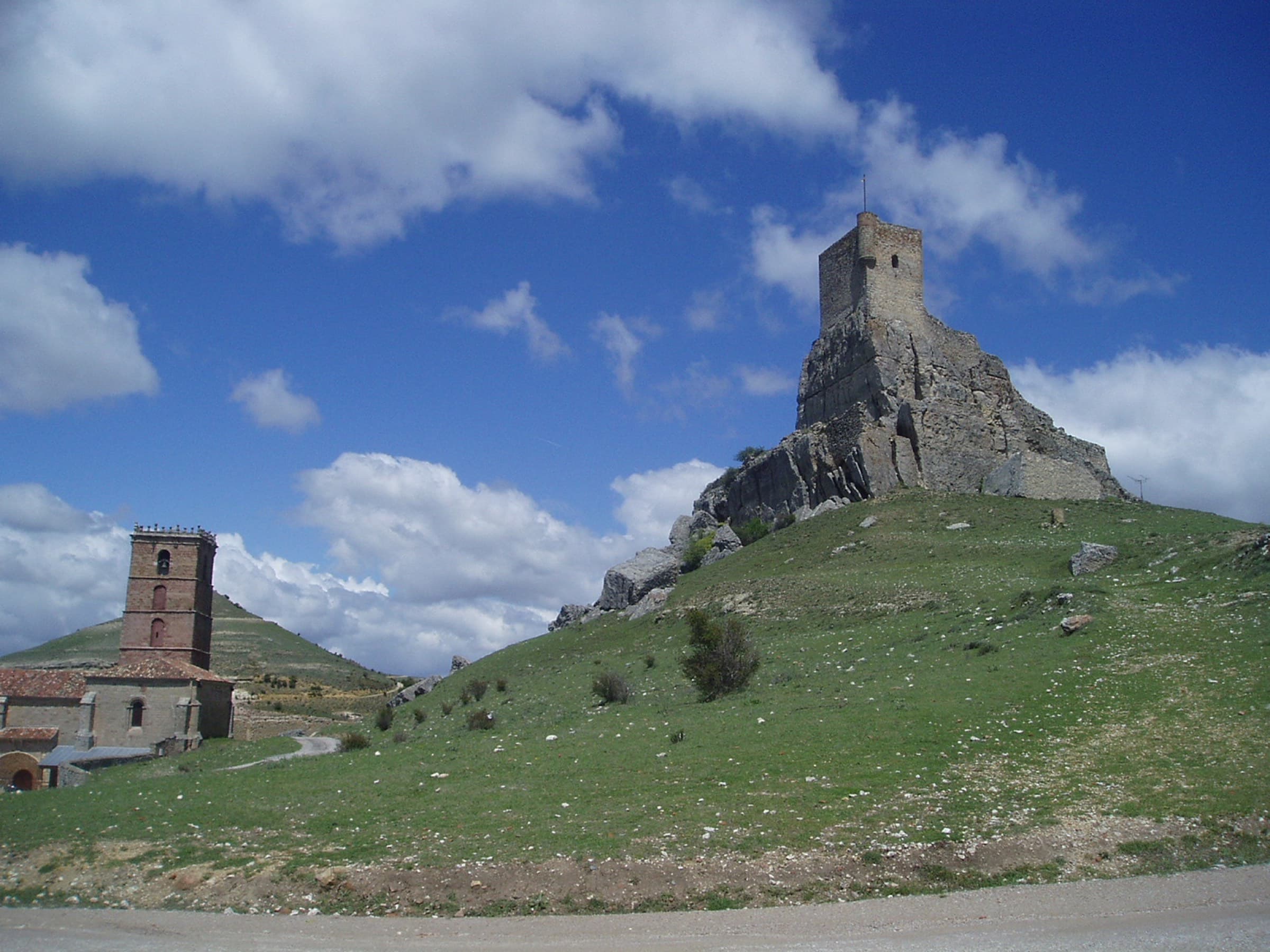Santa María del Rey y castillo al fondo