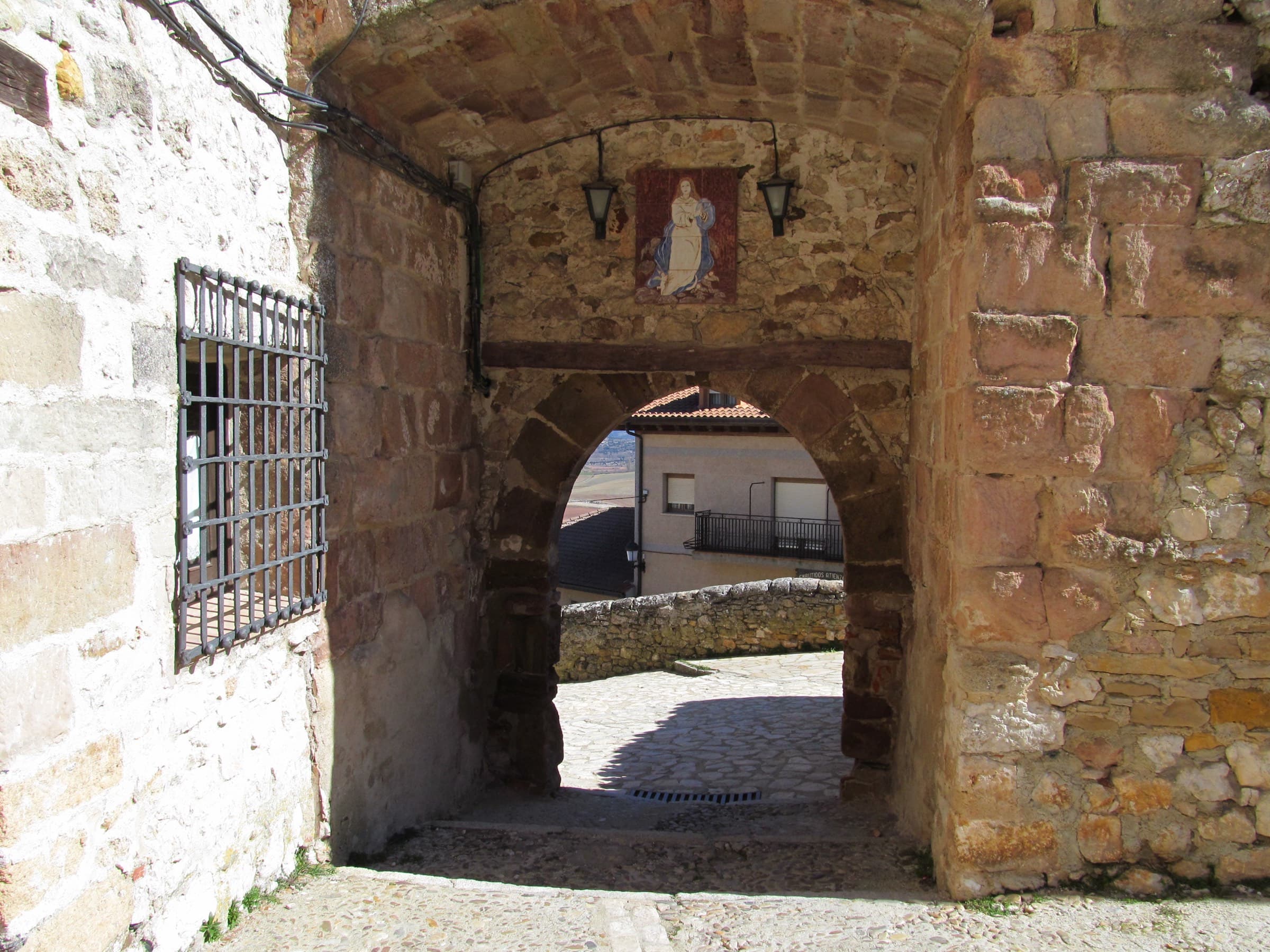 Otra vista de los soportales de la Plaza del Trigo