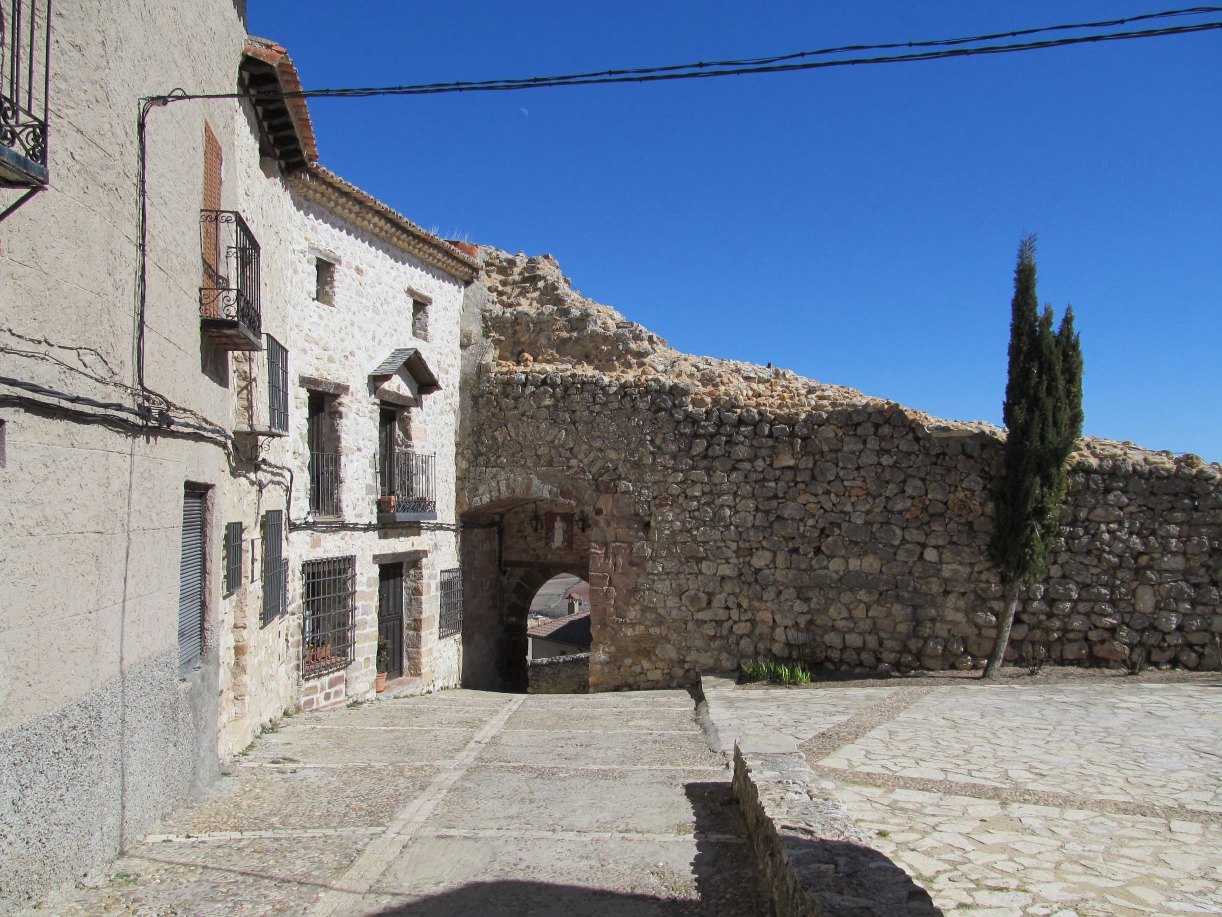 Soportales de columnas de piedra en la Plaza del Trigo de Atienza