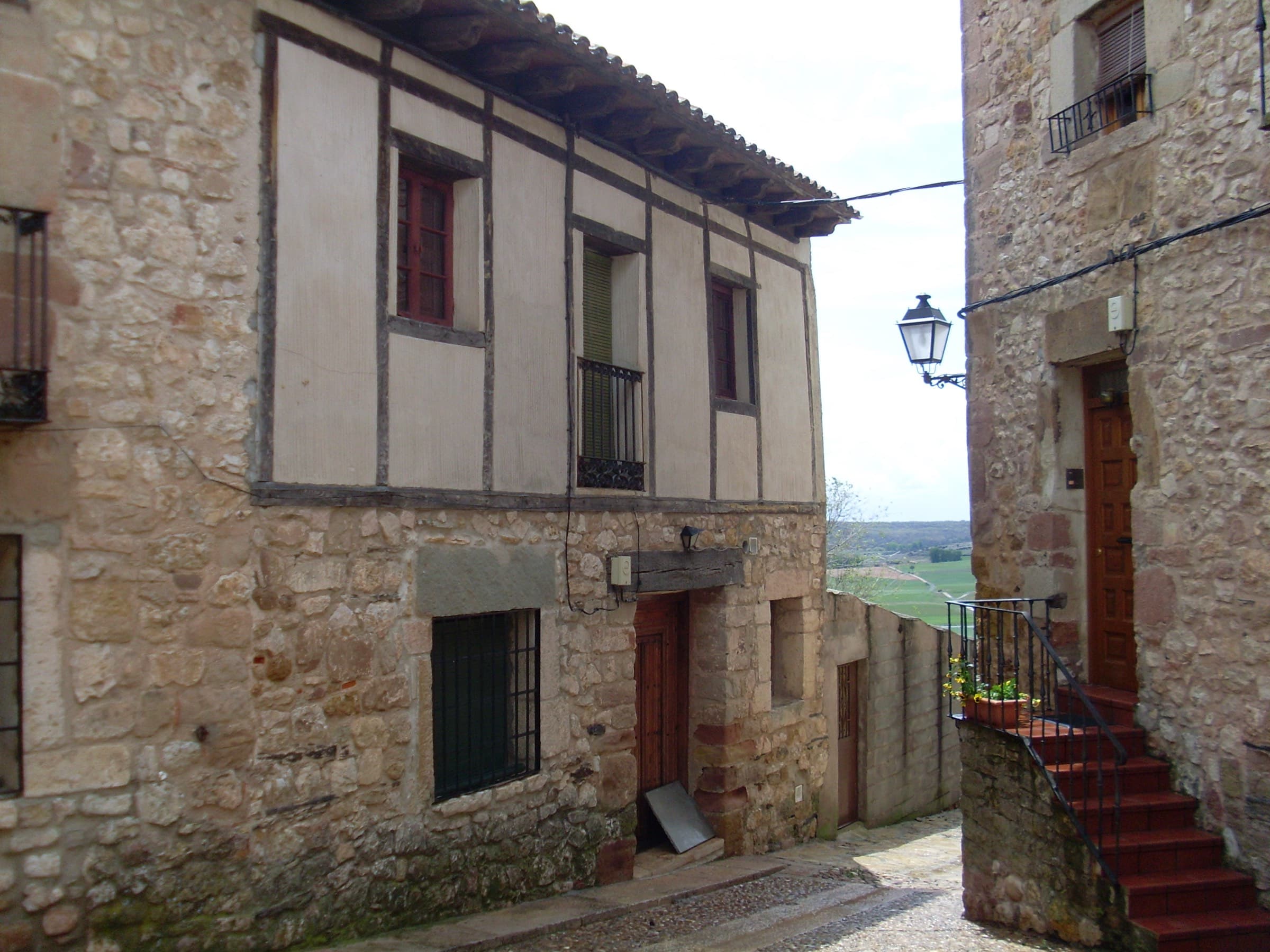 Calle medieval empedrada para los recorridos guiados