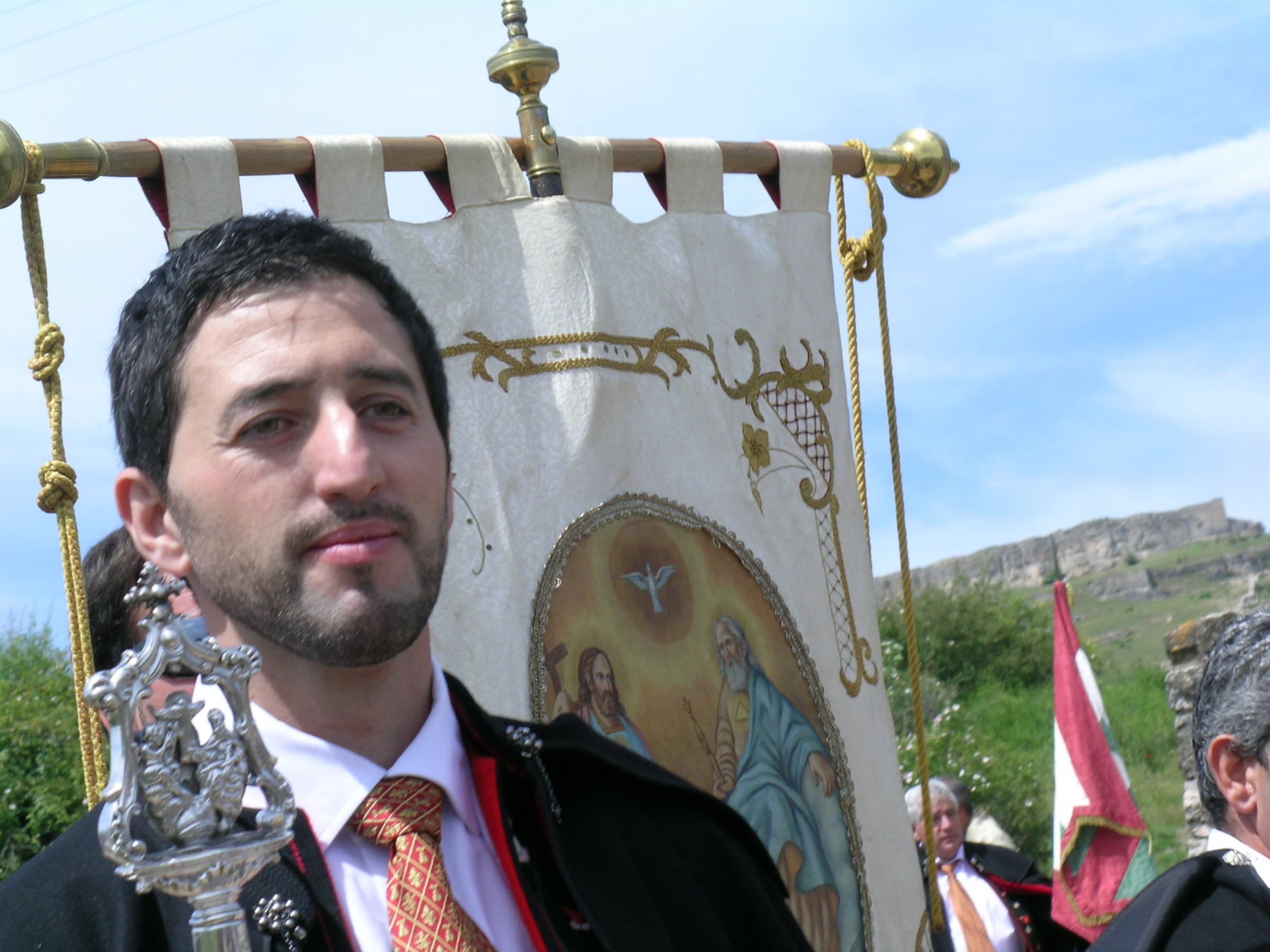 El Prioste con la bandera de la Cofradía