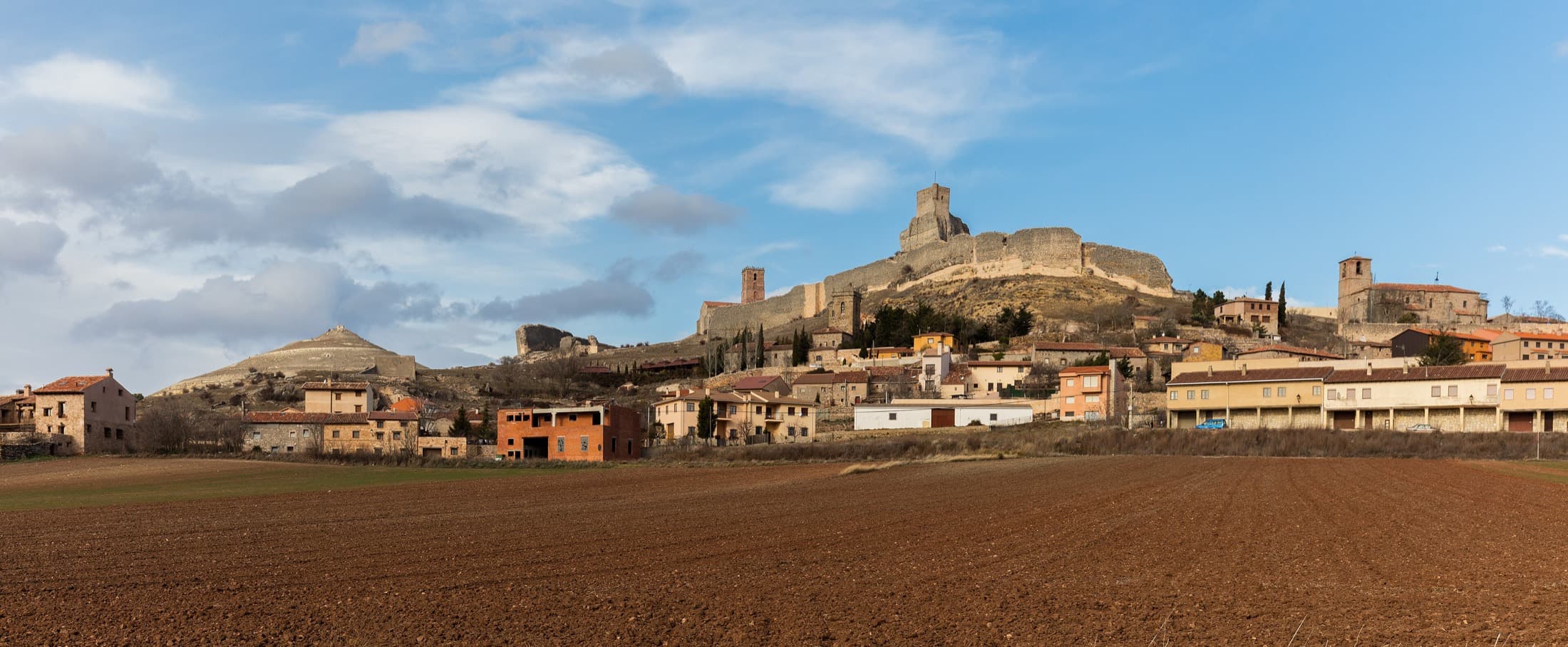 Panorámica completa de Atienza al amanecer, con el castillo dominando el cerro