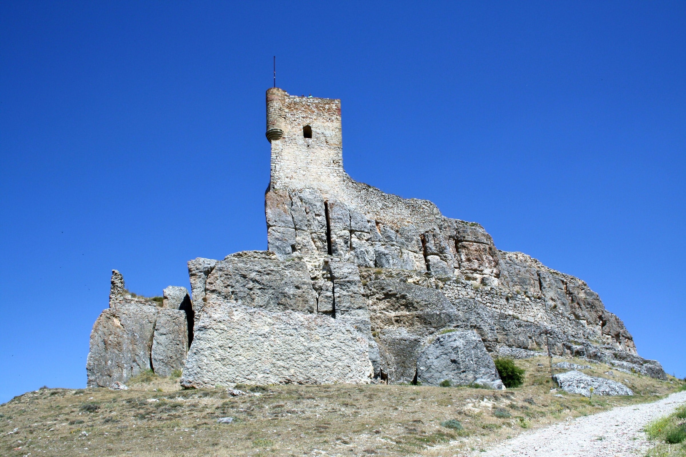 Castillo de Atienza sobre su peña, vista panorámica