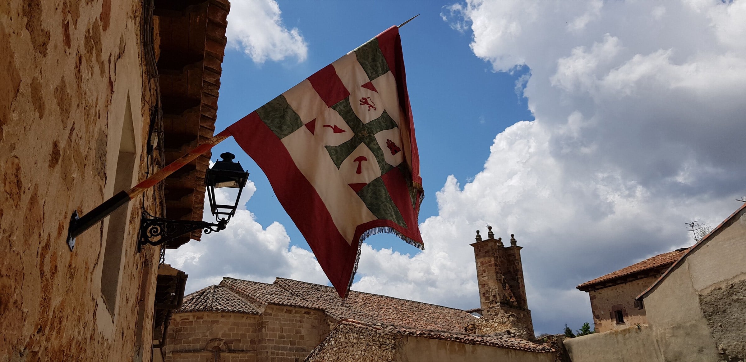 La bandera de La Caballada en la casa del Prioste, Atienza