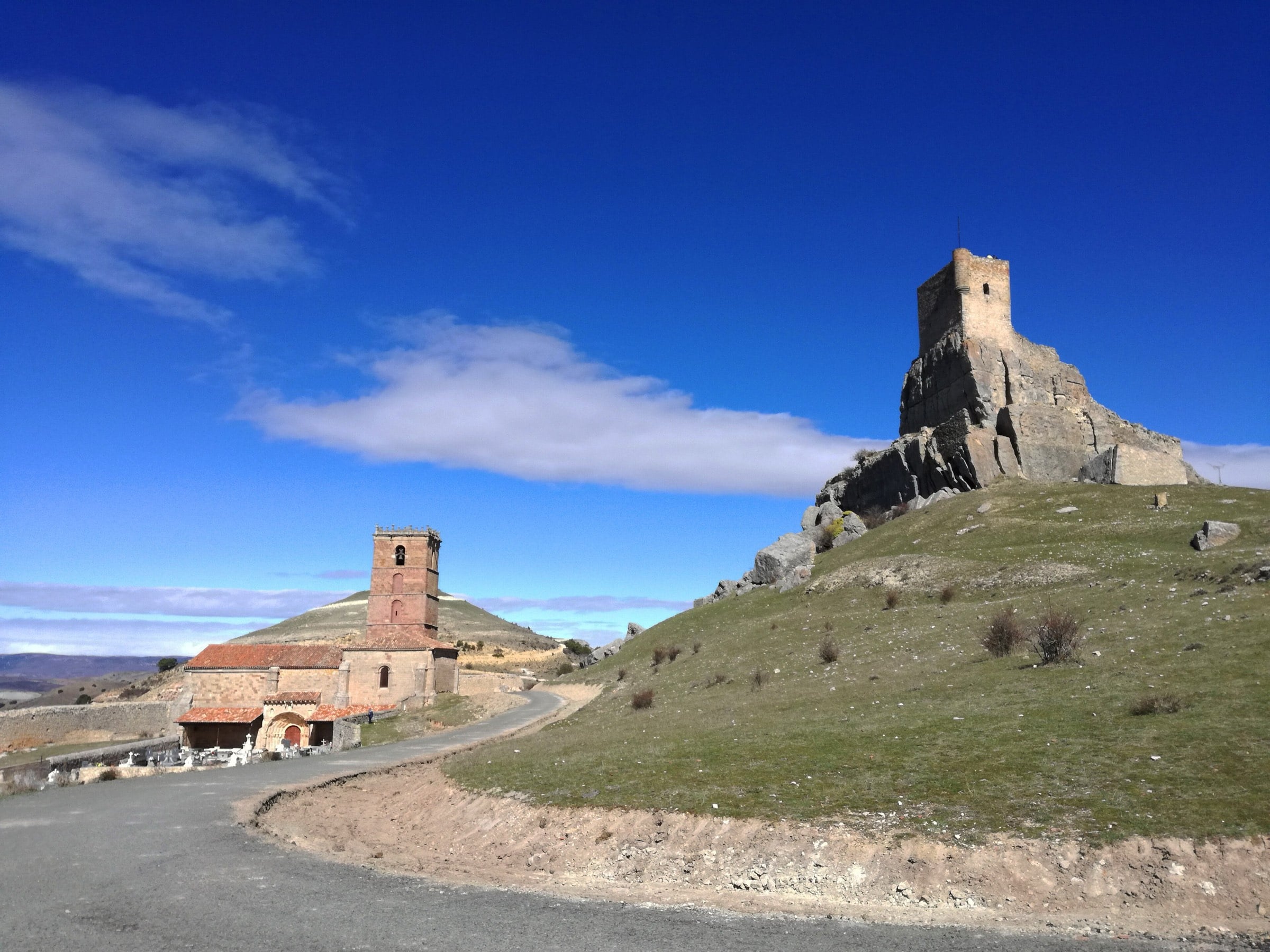 Iglesia románica de Santa María del Rey y castillo de Atienza