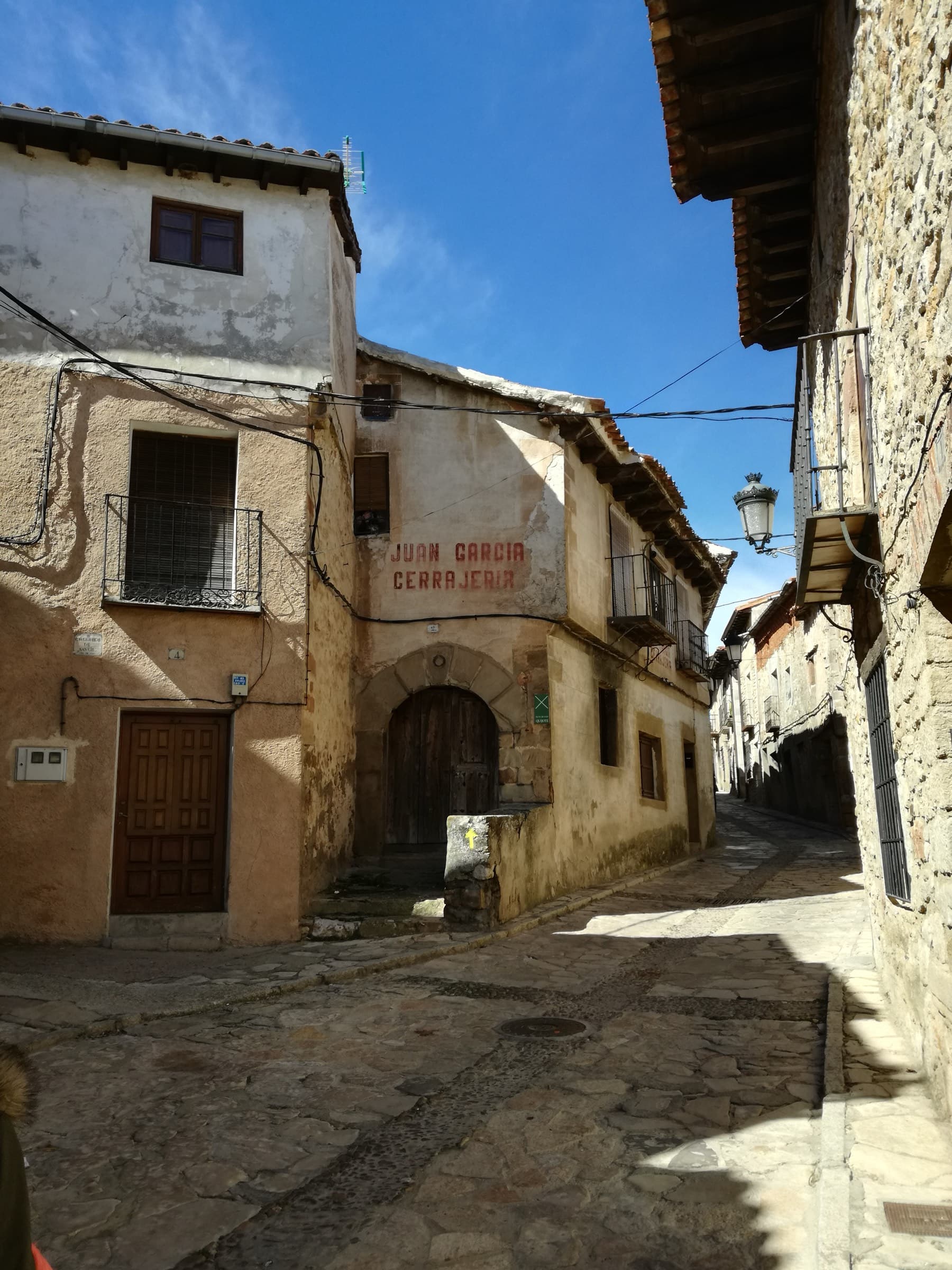 Calle Pozuelo en el centro histórico de Atienza